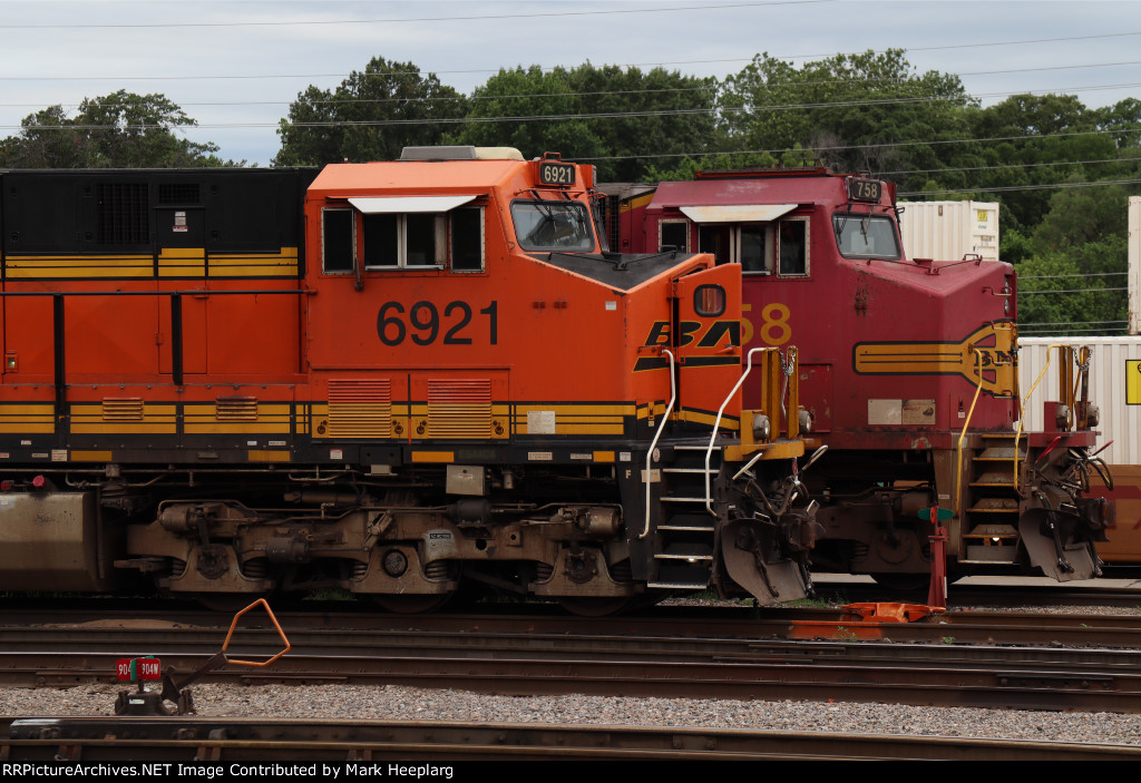 BNSF 6921